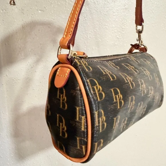 NWOT Dooney & Bourke Black with Brown Trim Barrel Shoulder Bag 🤎 - Picture 4 of 10